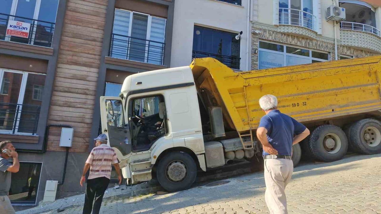 EVE ÇARPAN KAMYON VE OLAY YERİ