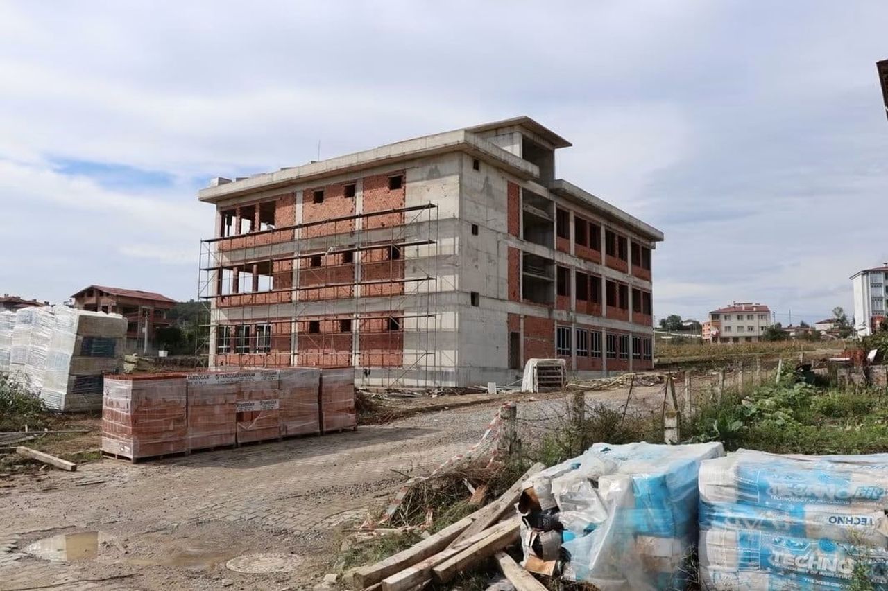 KAVAK’TA 16 DERSLİKLİ ORTAOKUL İNŞAATI YERİNDE İNCELENDİ