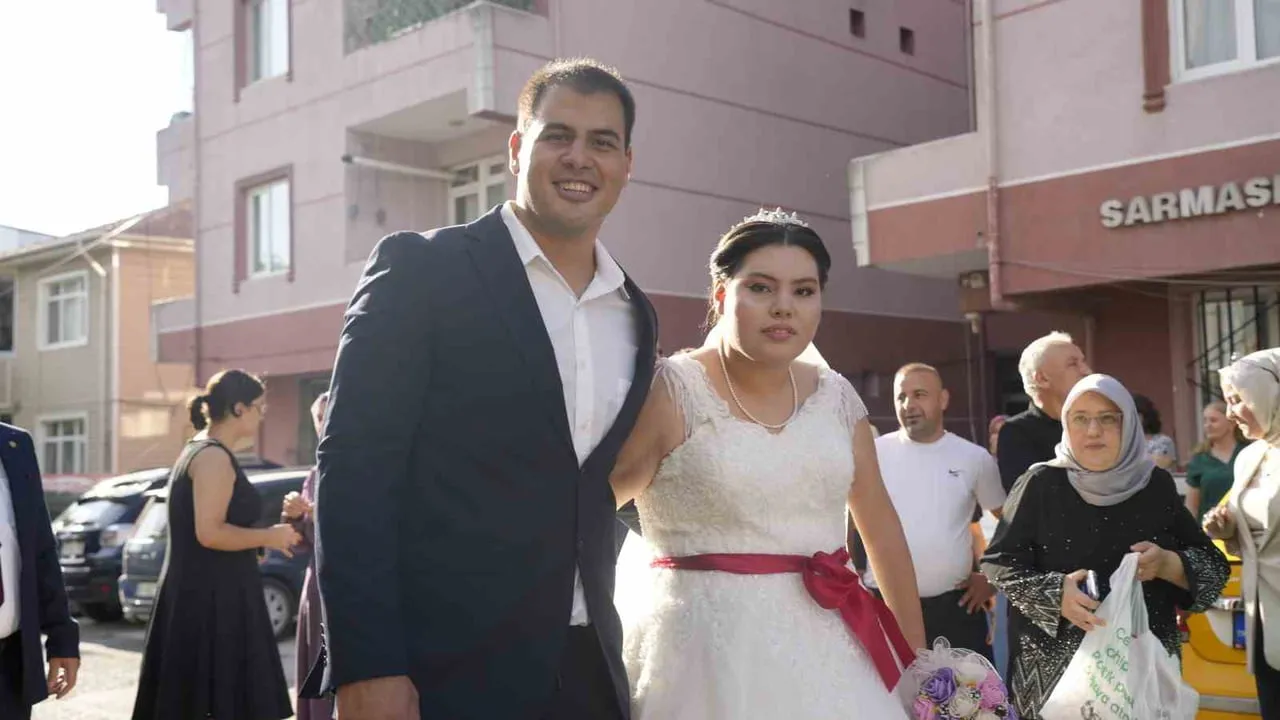 ÖZEL GEREKSİNİMLİ GELİN ESMANUR VE DAMAT KARDEŞİ SAMİ KILIÇ