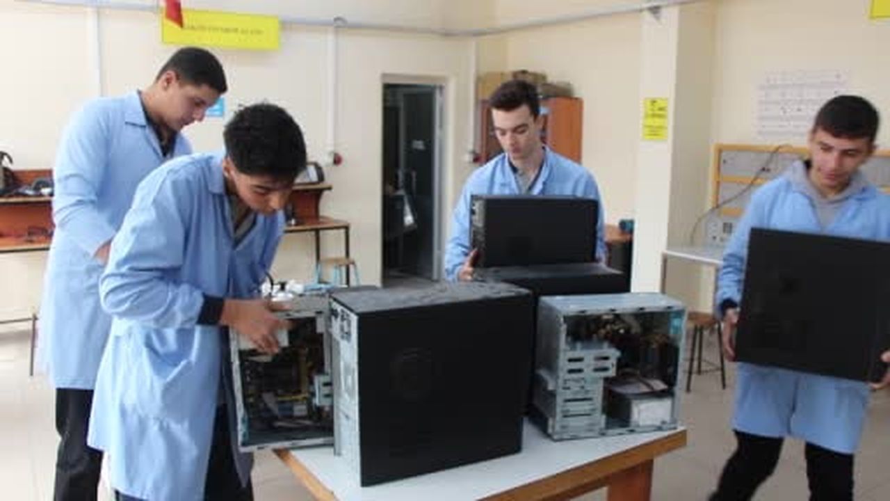 Meslek liseliler elektronik atıkları geri dönüştürüyor: Hedef köy okuluna bilgisayar...