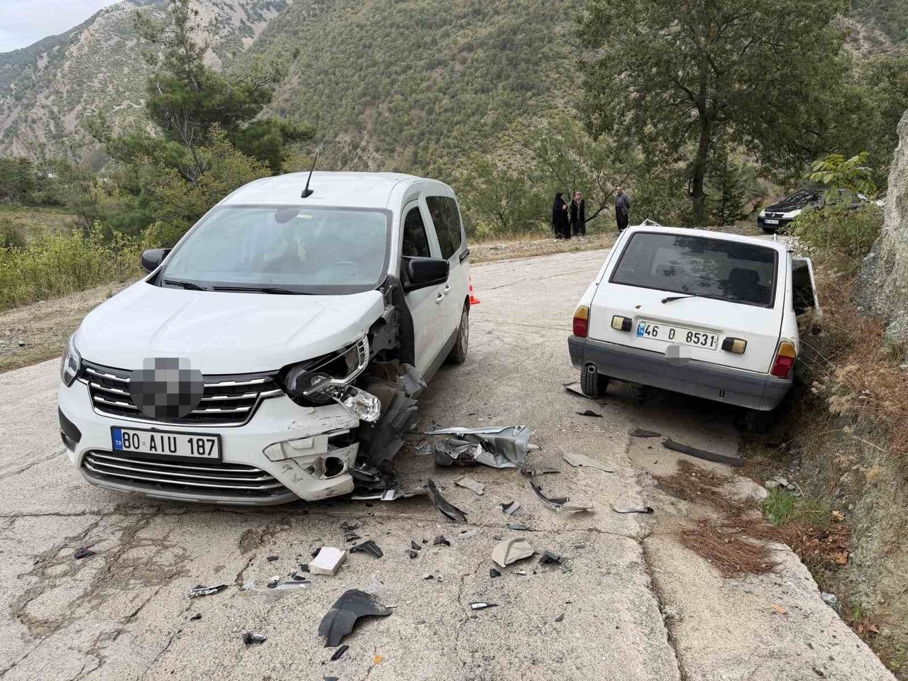 OSMANİYE'DE HAFİF TİCARİ ARAÇLA OTOMOBİLİN KAFA KAFAYA ÇARPIŞTIĞI KAZADA 3 KİŞİ...