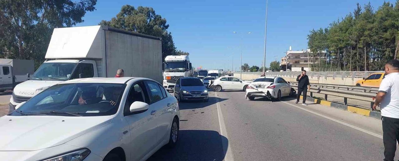 SERİK İLÇESİNDE D-400 KARA YOLU ÜZERİNDE 3 ARACIN KARIŞTIĞI ZİNCİRLEME TRAFİK KAZASINDA ARAÇLARDA...