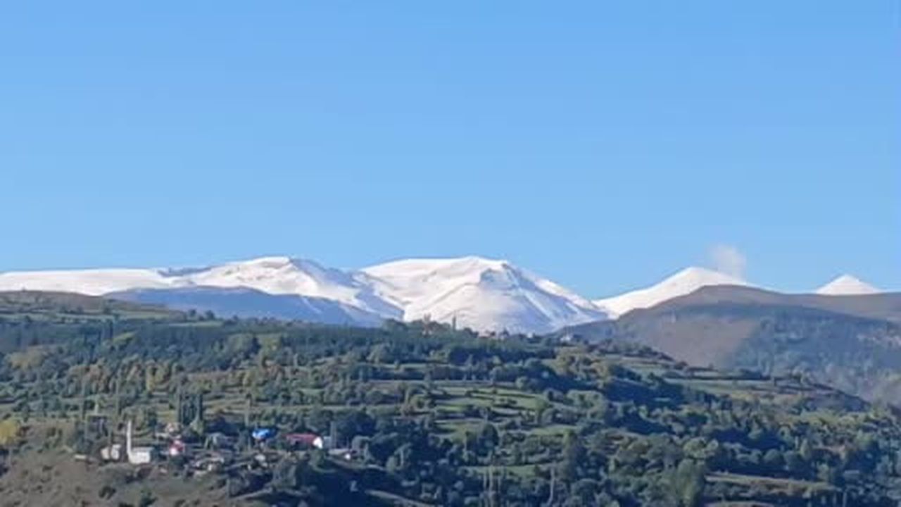 Posof’ta erken kar sürprizi: Doğada "iki renk" bir arada