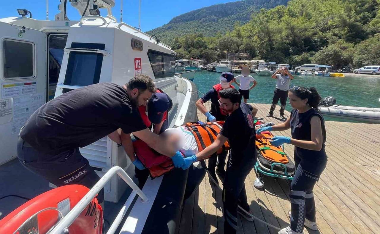 MUĞLA’NIN FETHİYE İLÇESİ AÇIKLARINDA SEYREDEN ÖZEL TEKNEDE YARALANAN BİR VATANDAŞ, SAHİL GÜVENLİK...