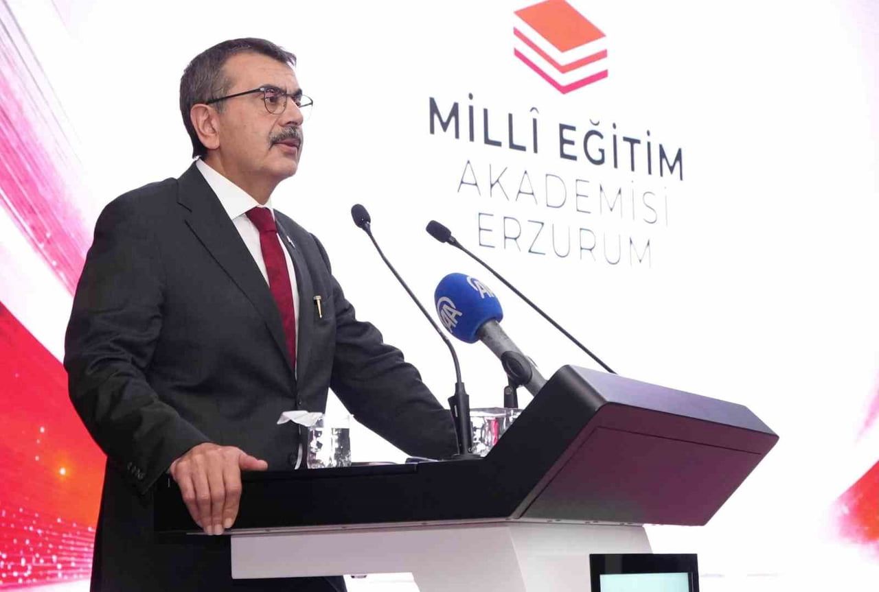 MİLLİ EĞİTİM BAKANI YUSUF TEKİN, ERZURUM MİLLİ EĞİTİM AKADEMİSİNDEKİ ÖĞRETMEN ADAYLARIYLA...