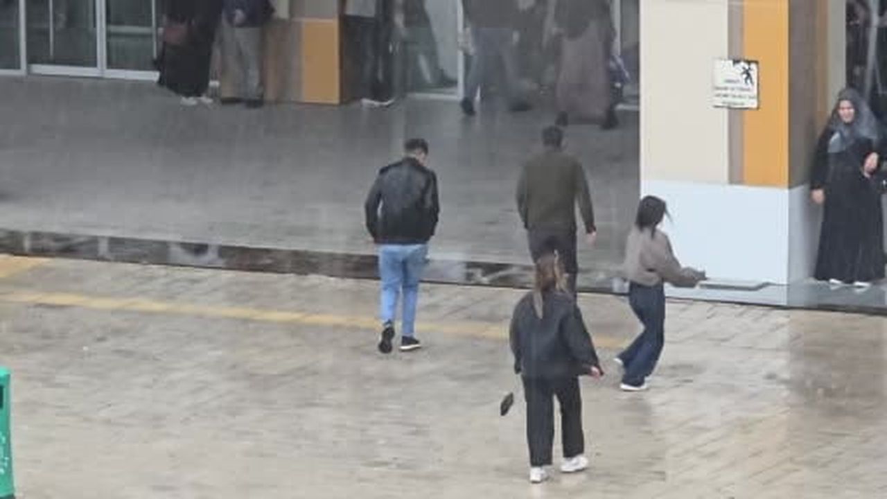 Van'da aniden bastıran yağmur vatandaşları hazırlıksız yakaladı