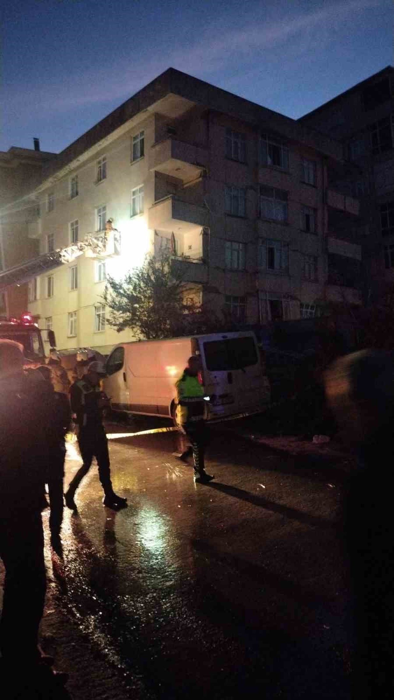 MALTEPE CEVİZLİ MAHALLESİ DOĞU SOKAKTA BULUNAN BİR BİNADA ÇÖKME MEYDANA GELDİ. BİNADA MAHSUR...