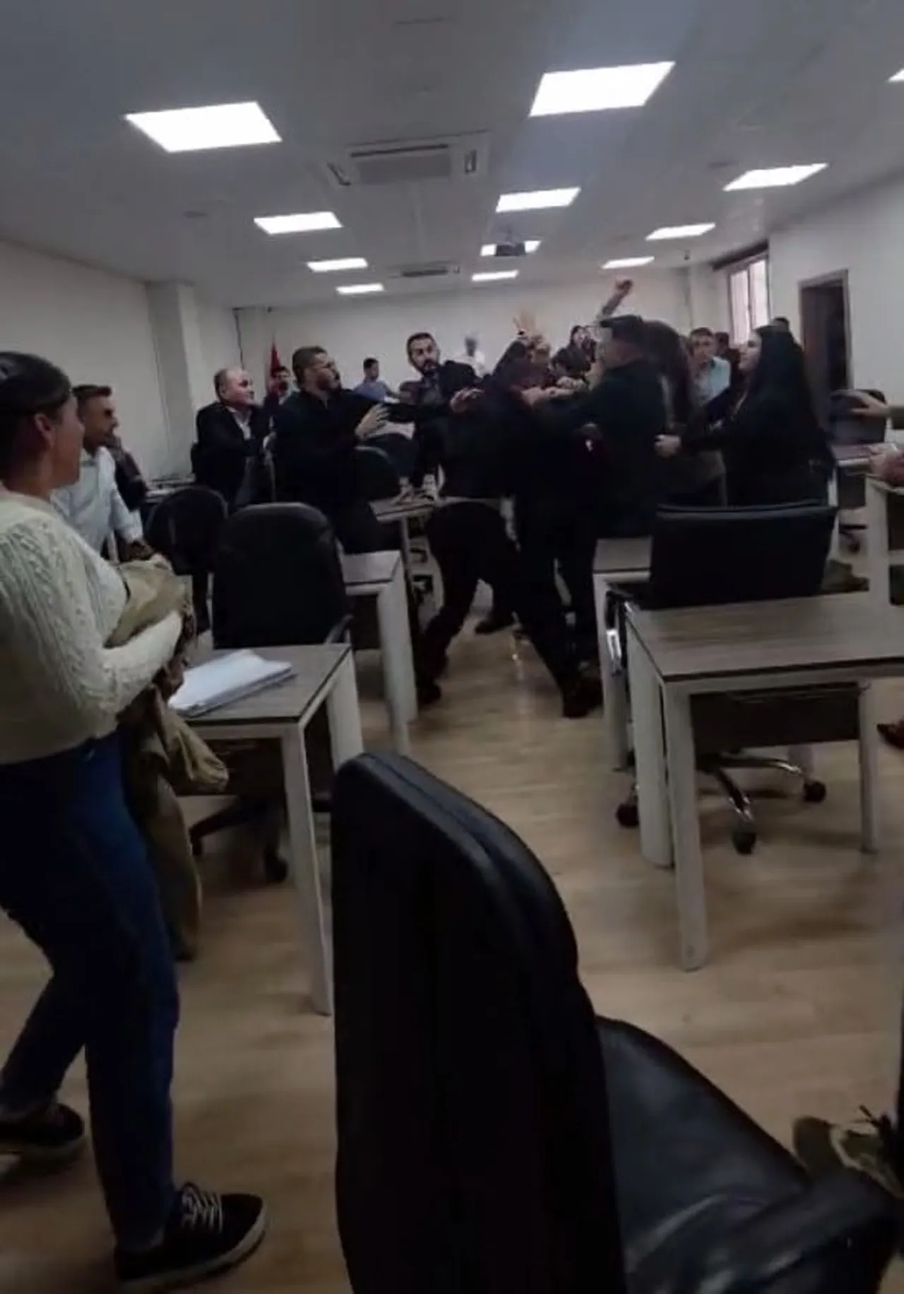 SİLOPİ İLÇESİNDE BELEDİYE AYLIK MECLİS TOPLANTISI SIRASINDA YAŞANAN TARTIŞMA KAVGAYA...