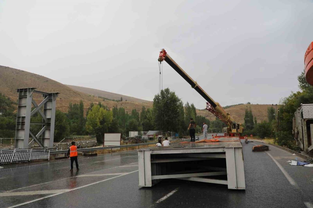 DARENDE’DE NADİR ÜST GEÇİDİ SÖKÜLEREK KALDIRILDI