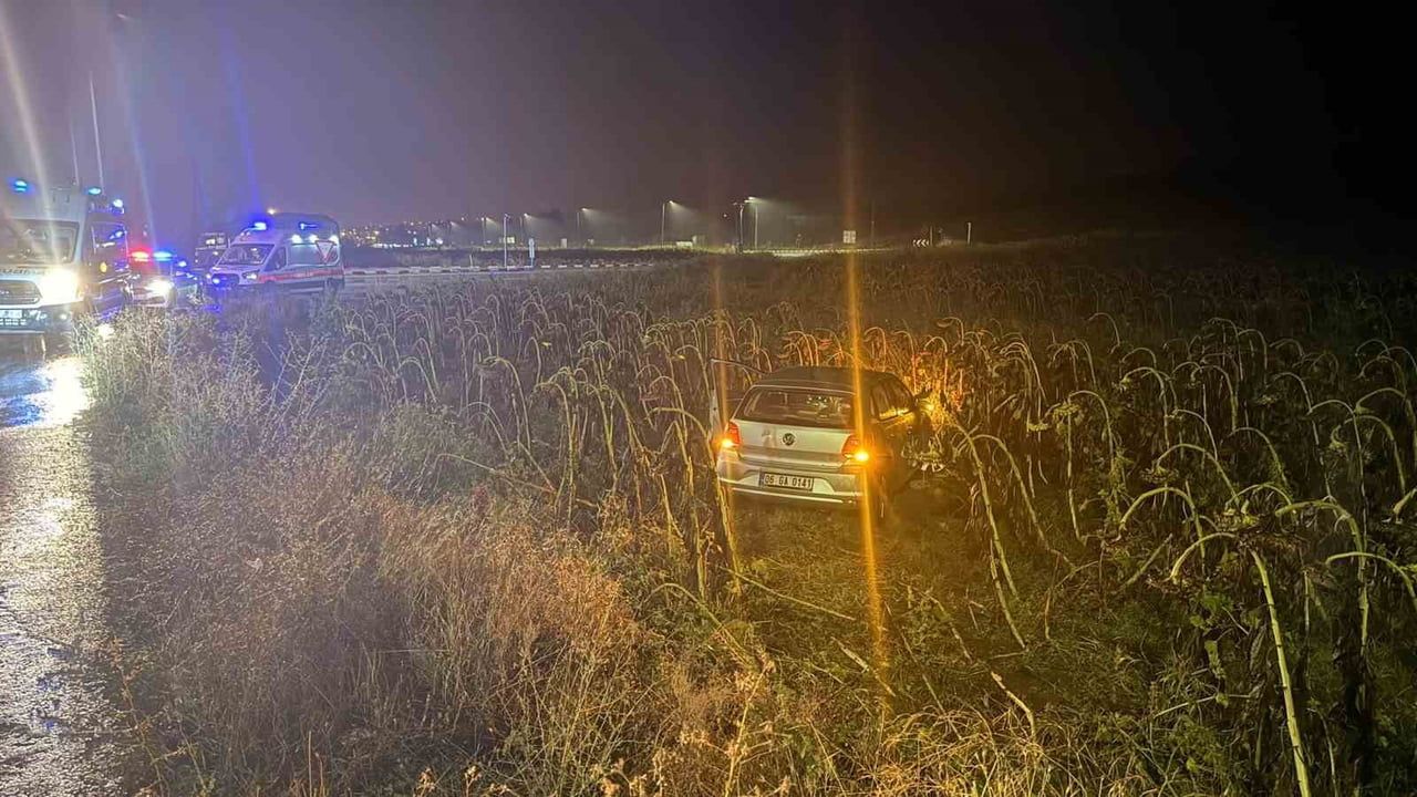 ÇORUM’UN ALACA İLÇESİNDE YAĞIŞLI HAVANIN ETKİSİYLE KONTROLDEN ÇIKAN OTOMOBİLİN TARLAYA UÇMASI...