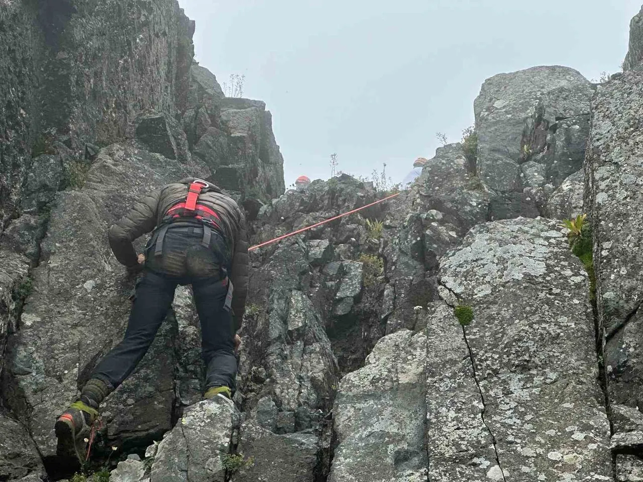 RİZE’NİN ÇAMLIHEMŞİN İLÇESİNE BAĞLI AVUSOR YAYLASI KAÇKAR DAĞI MEVKİİNDE YÖNÜNÜ KAYBEDEREK MAHSUR...