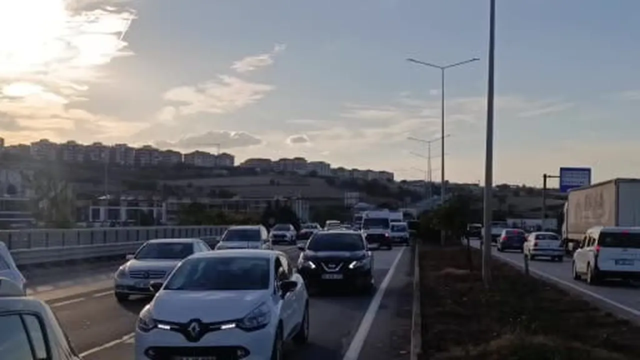 İçinde çocuk bulunan otomobili kaçırdı, yayaya ve 2 araca çarpıp kaçtı