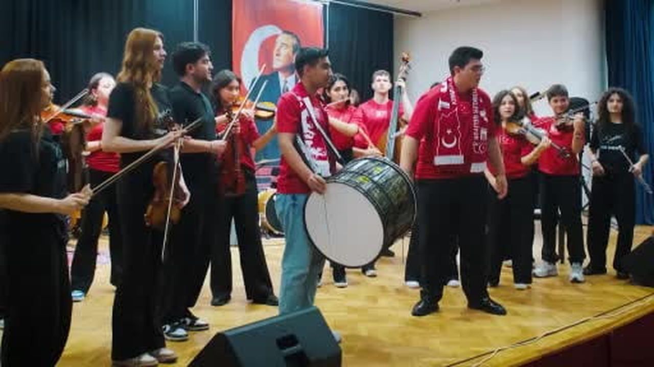 A Milli Futbol Takımı beste yarışmasının kazananı Bursa Zeki Müren Güzel Sanatlar Lisesi...