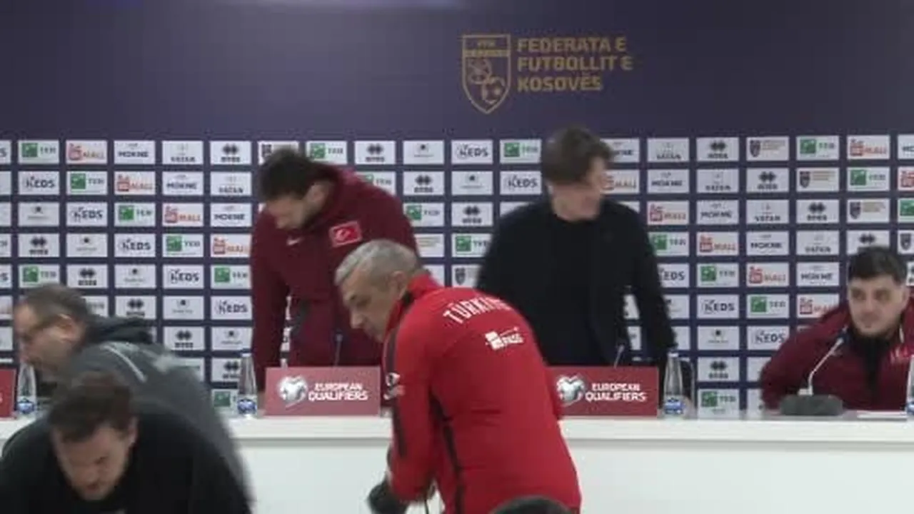 A Milli Futbol Takımı Teknik Direktörü Vincenzo Montella, Kosova karşısında birbirleri için...