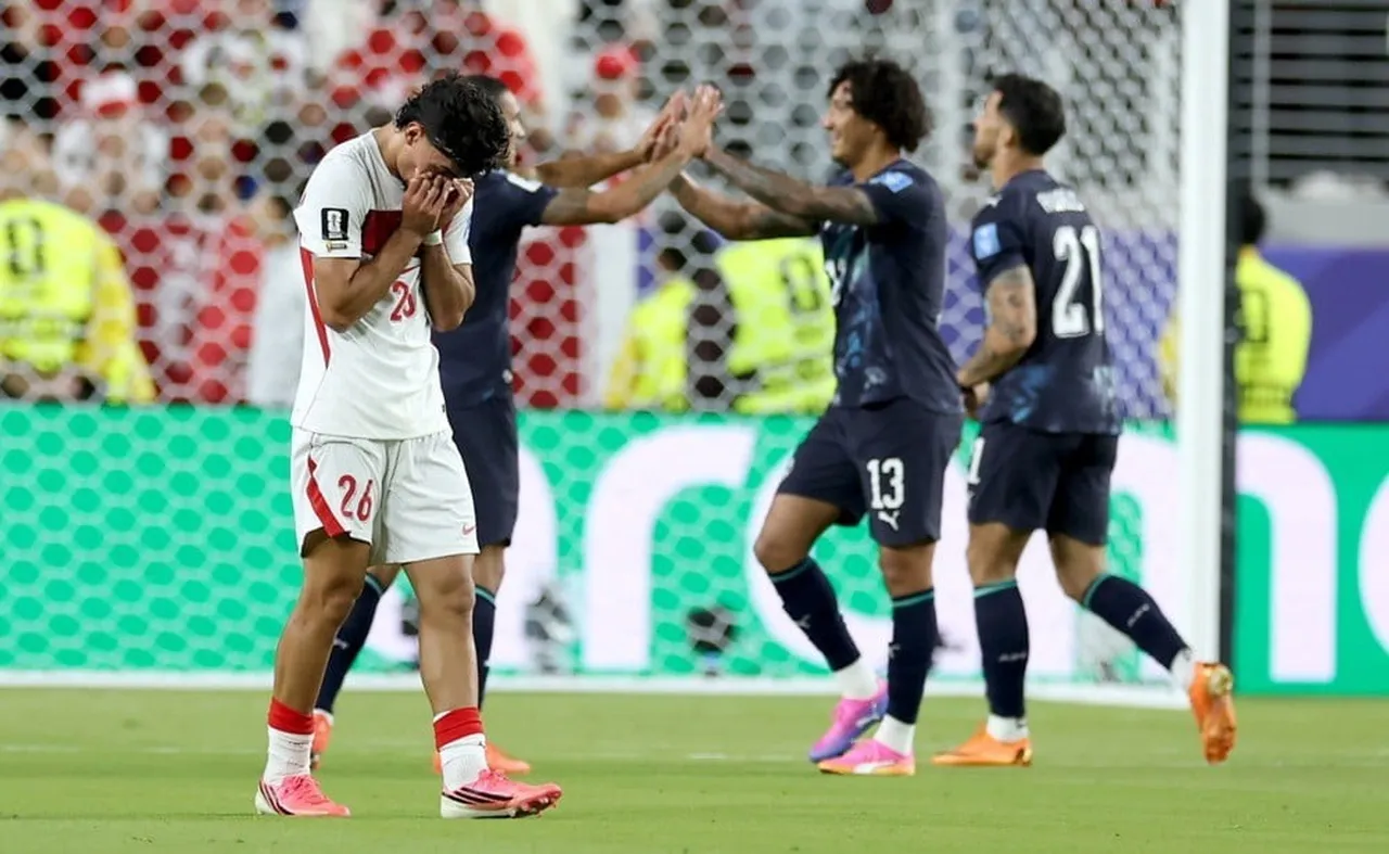 A MİLLİ FUTBOL TAKIMI'NDA BİRÇOK OYUNCU, MÜCADELENİN BİTİŞ DÜDÜĞÜNÜN ARDINDAN SAHA İÇİNDE...