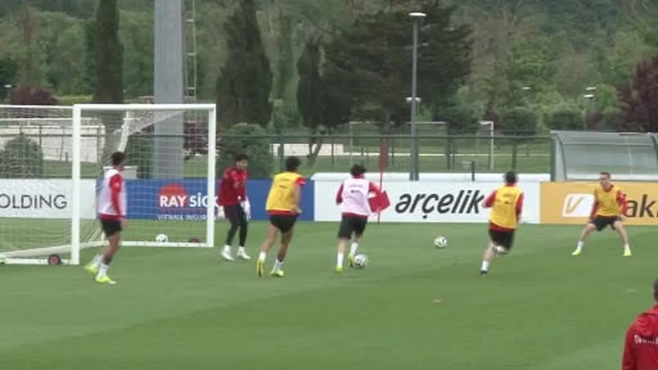 A Milli Futbol Takımı'nda Kerem Aktürkoğlu, bugün yapılan antrenmanda sakatlık yaşadı. Milli...