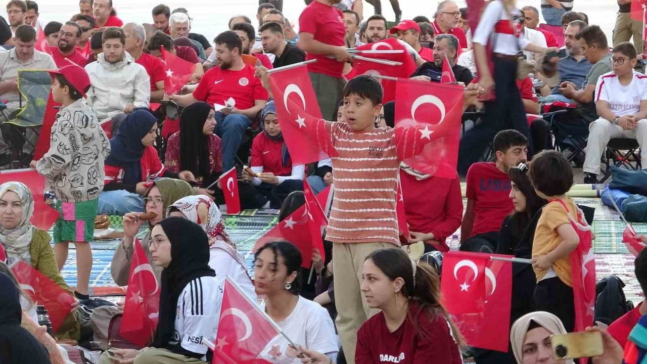 A MİLLİ FUTBOL TAKIMI'NIN 2026 DÜNYA KUPASI'NDAKİ İLK MAÇI OLAN AVUSTRALYA KARŞILAŞMASINI...
