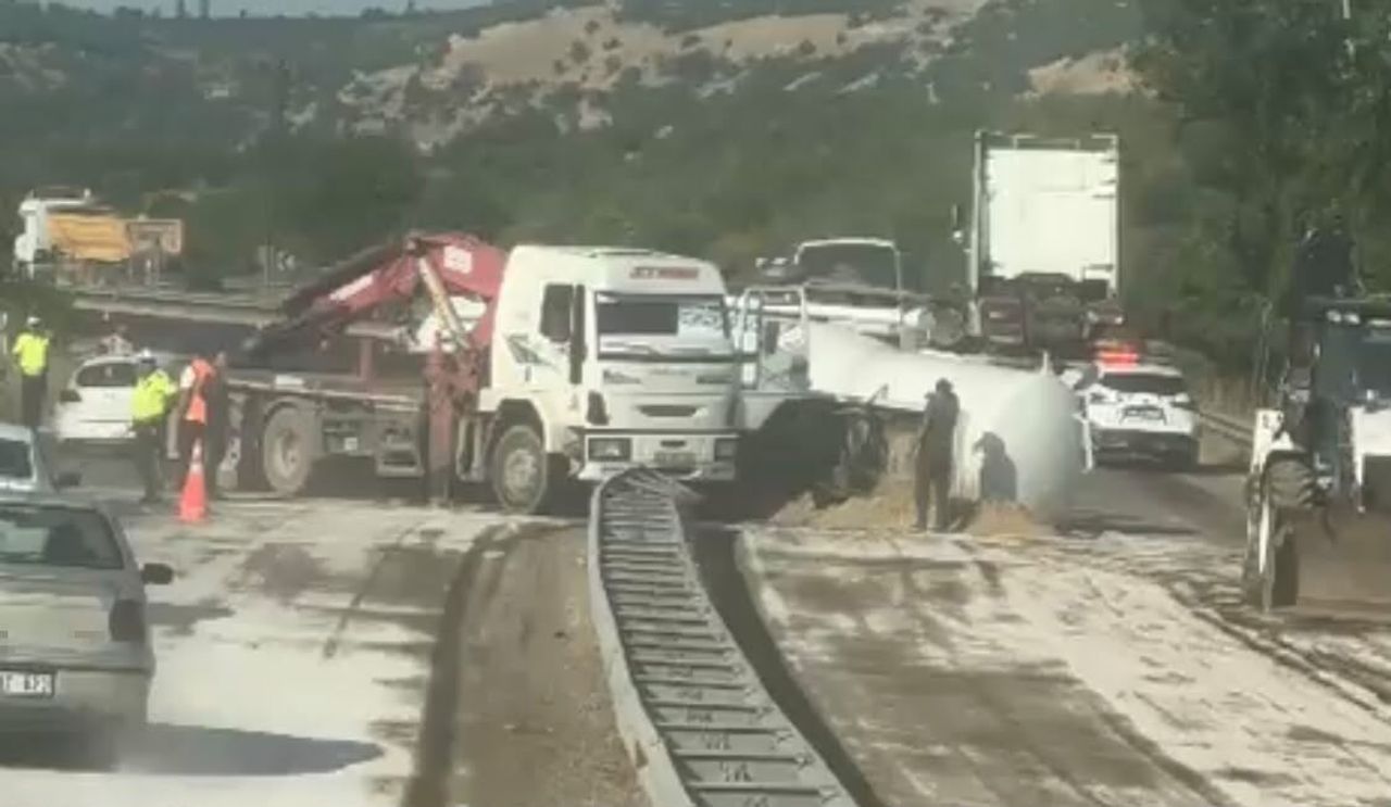 MALATYA-ADIYAMAN KARA YOLUNUN GÖLBAŞI MEVKİİNDE SÜRÜCÜSÜNÜN DİREKSİYON HAKİMİYETİNİ KAYBETTİĞİ...