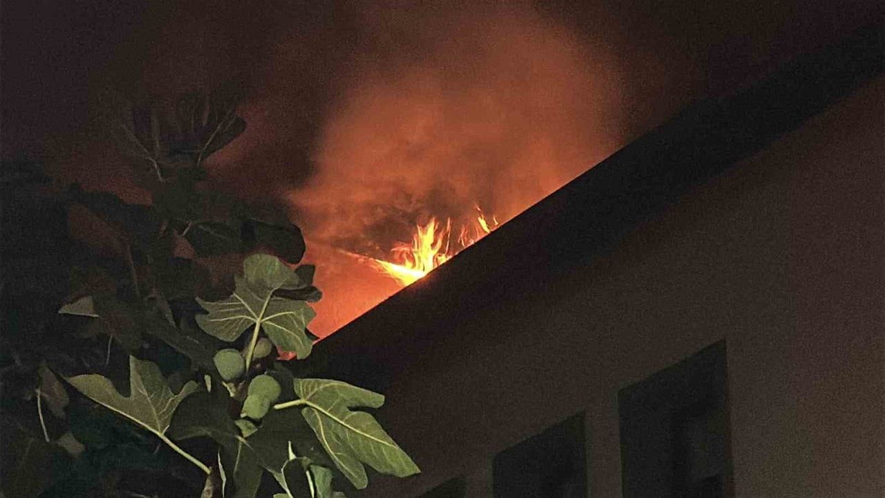 SAKARYA’NIN SAPANCA İLÇESİNDE GECE SAATLERİNDE 2 KATLI VİLLANIN ÇATI KATINDA ÇIKAN YANGIN...