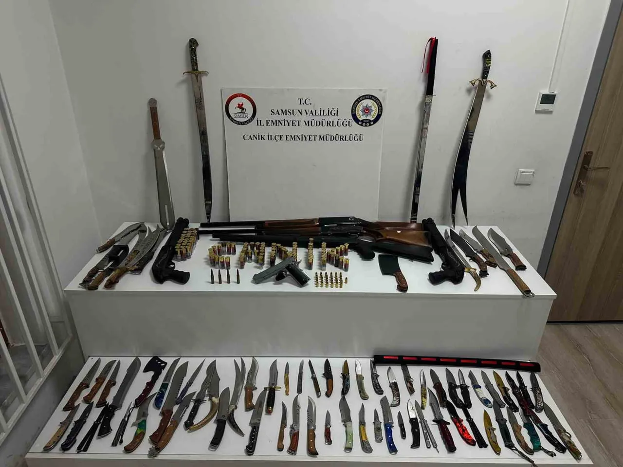 SAMSUN’UN CANİK İLÇESİNDE POLİS EKİPLERİNCE DÜZENLENEN OPERASYONDA 5 RUHSATSIZ AV TÜFEĞİ, 78 BIÇAK...