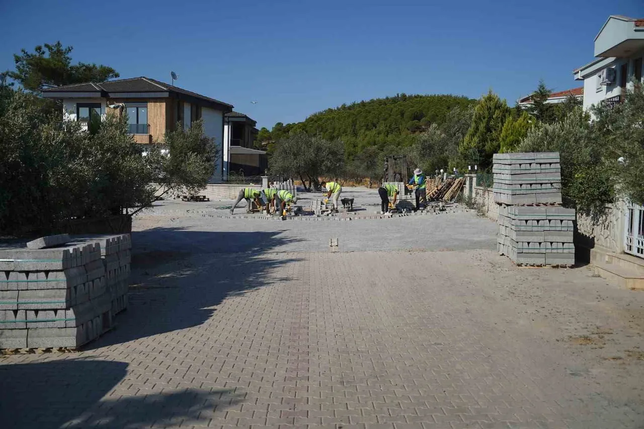 AYVALIK’IN SEFA ÇAMLIK VE ALTINOVA MAHALLELERİNDE YOL YAPIM VE YENİLEME ÇALIŞMALARINA DEVAM...