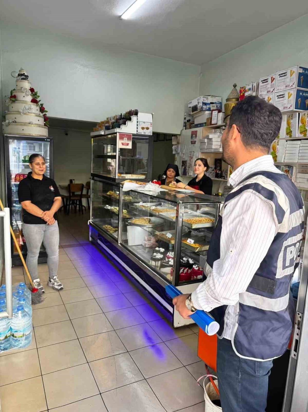 AYDIN’IN KARPUZLU İLÇESİNDE POLİS EKİPLERİ, KENDİSİNİ POLİS, ASKER VEYA SAVCI OLARAK TANITARAK...