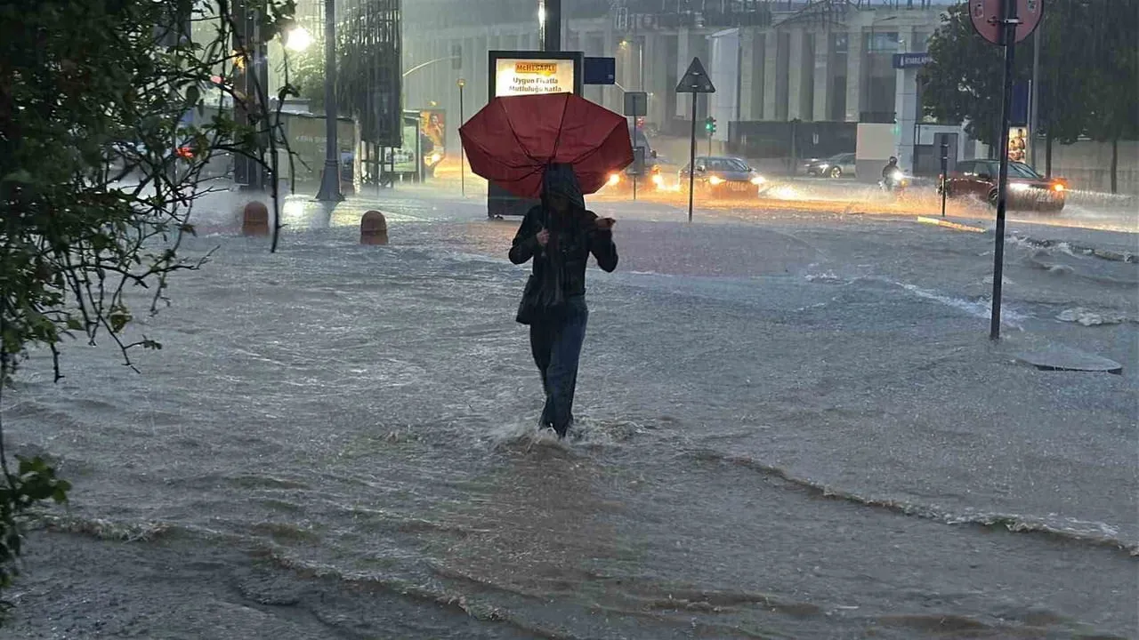 İSTANBUL’U SAĞANAK VURDU, METREKAREYE 240 KİLOGRAMI AŞAN YAĞIŞ DÜŞTÜ