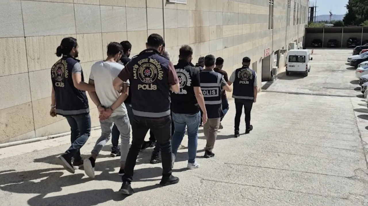 ELAZIĞ’DA SEYİR HALİNDEKİ BİR ARACIN ÜZERİNDEN HAVAİ FİŞEK ATILAN DÜĞÜN KONVOYUNA CEZA...
