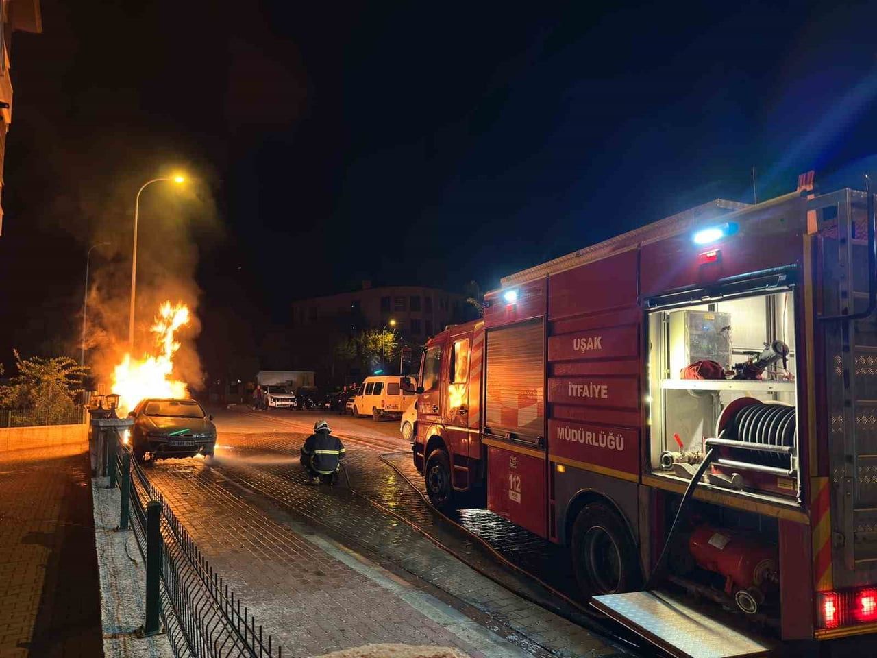 UŞAK’TA PARK HALİNDEKİ OTOMOBİLDE ÇIKAN YANGIN, İTFAİYE EKİPLERİN MÜDAHALESİ SONUCU...