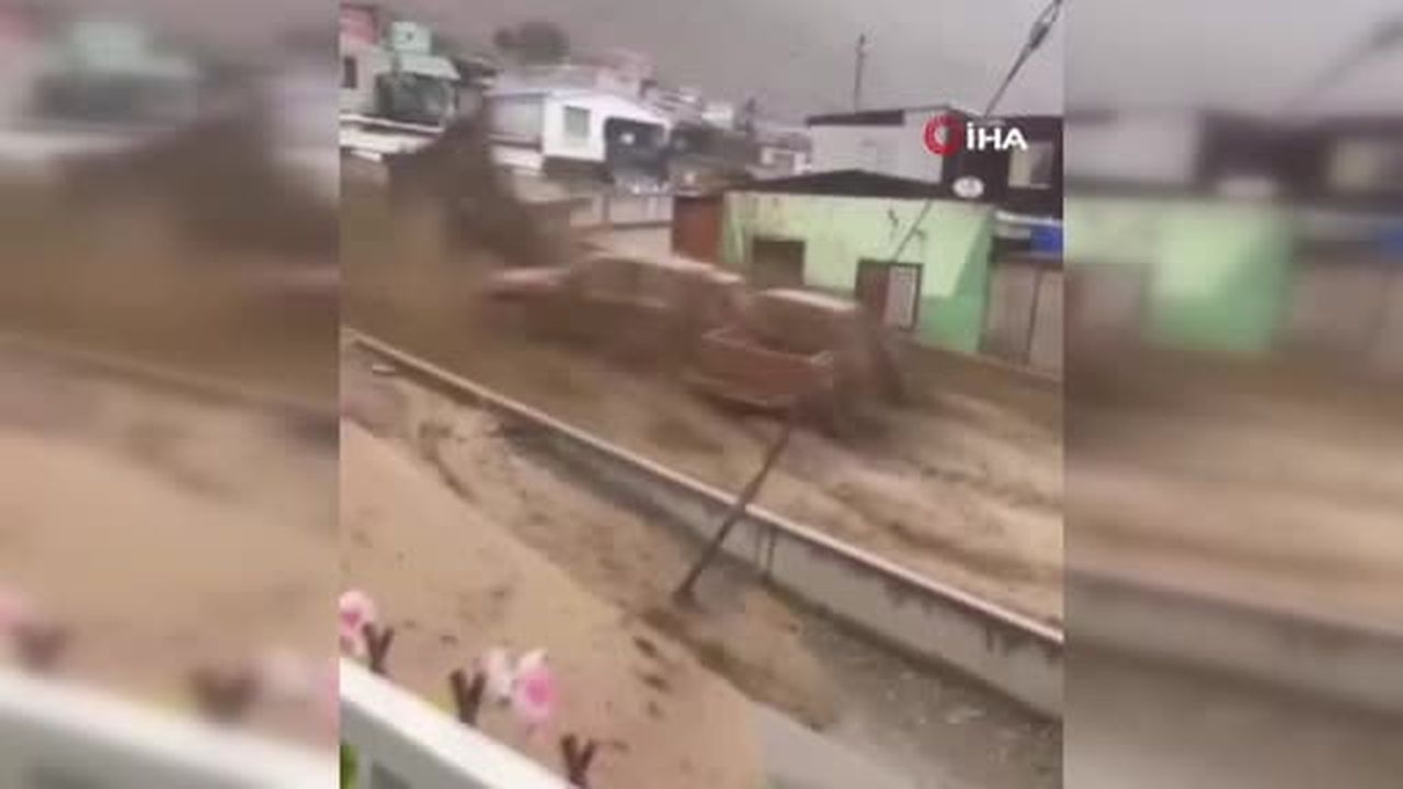 Şili'nin Tocopilla kentini vuran sel, park halindeki araçları sürükledi.