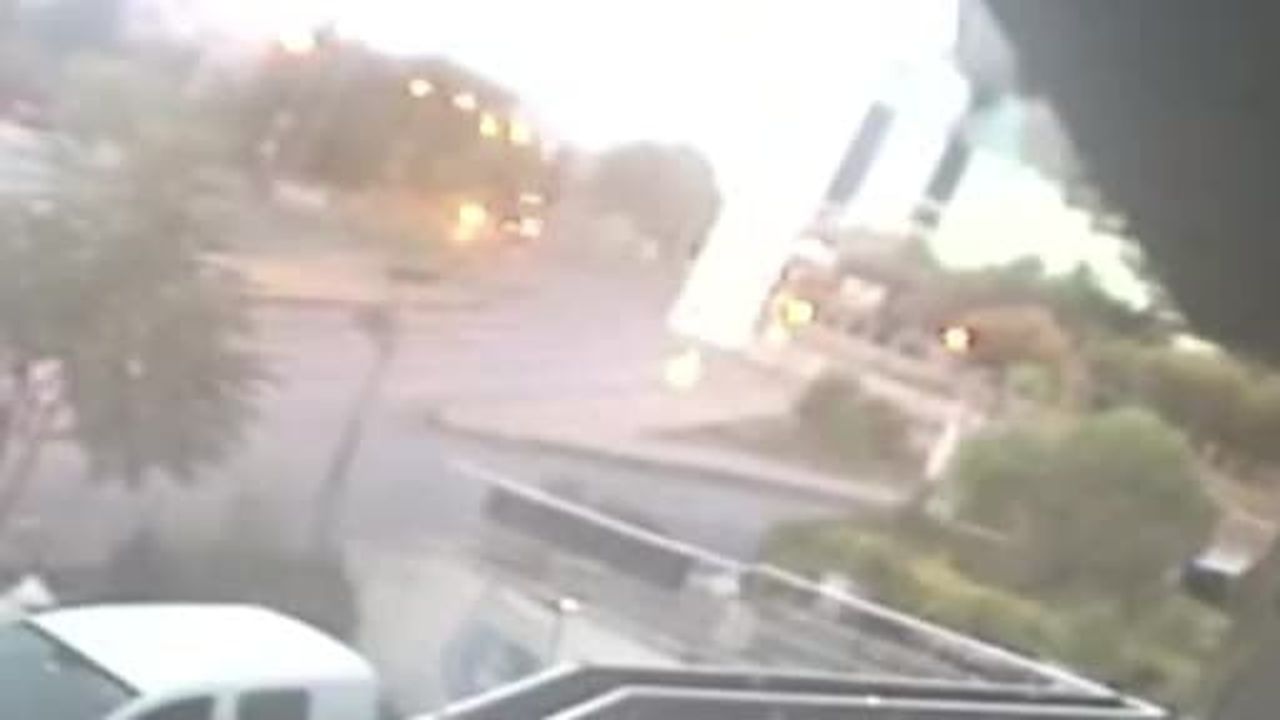 Beylikdüzü’nde kırmızı ışık ihlali yapan sürücünün çarptığı kamyon devrildi: O anlar güvenlik...