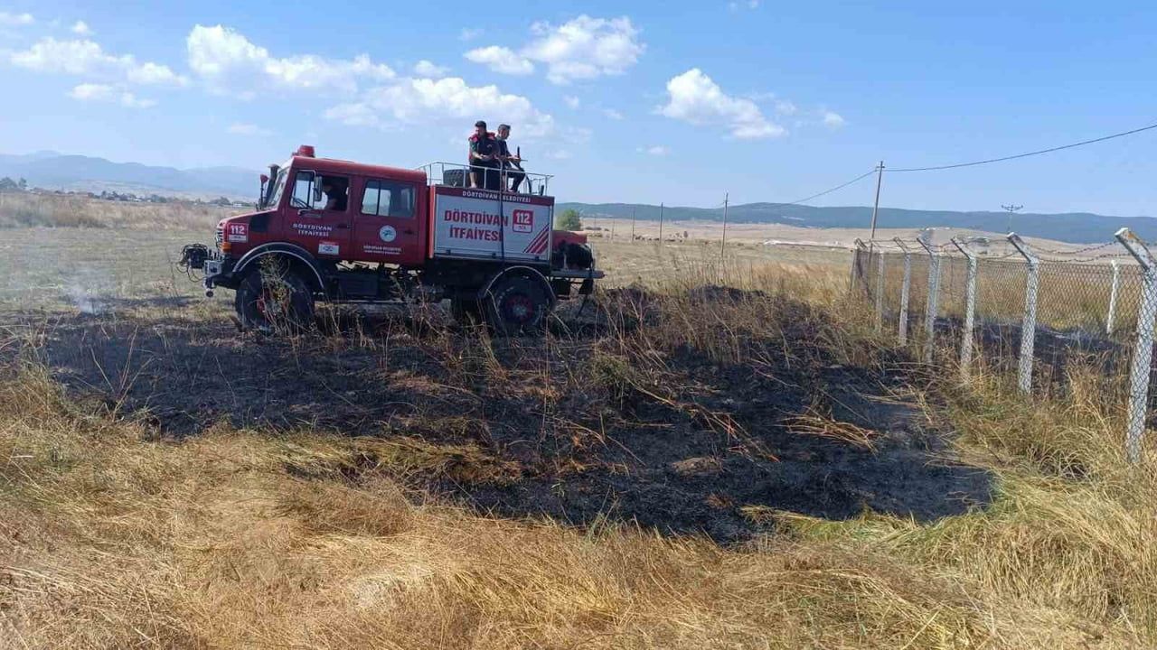 DÖRTDİVAN İLÇESİNDE YOL KENARINDA ÇIKAN ANIZ YANGINI, İTFAİYE EKİPLERİNİN ZAMANINDA MÜDAHALESİYLE...
