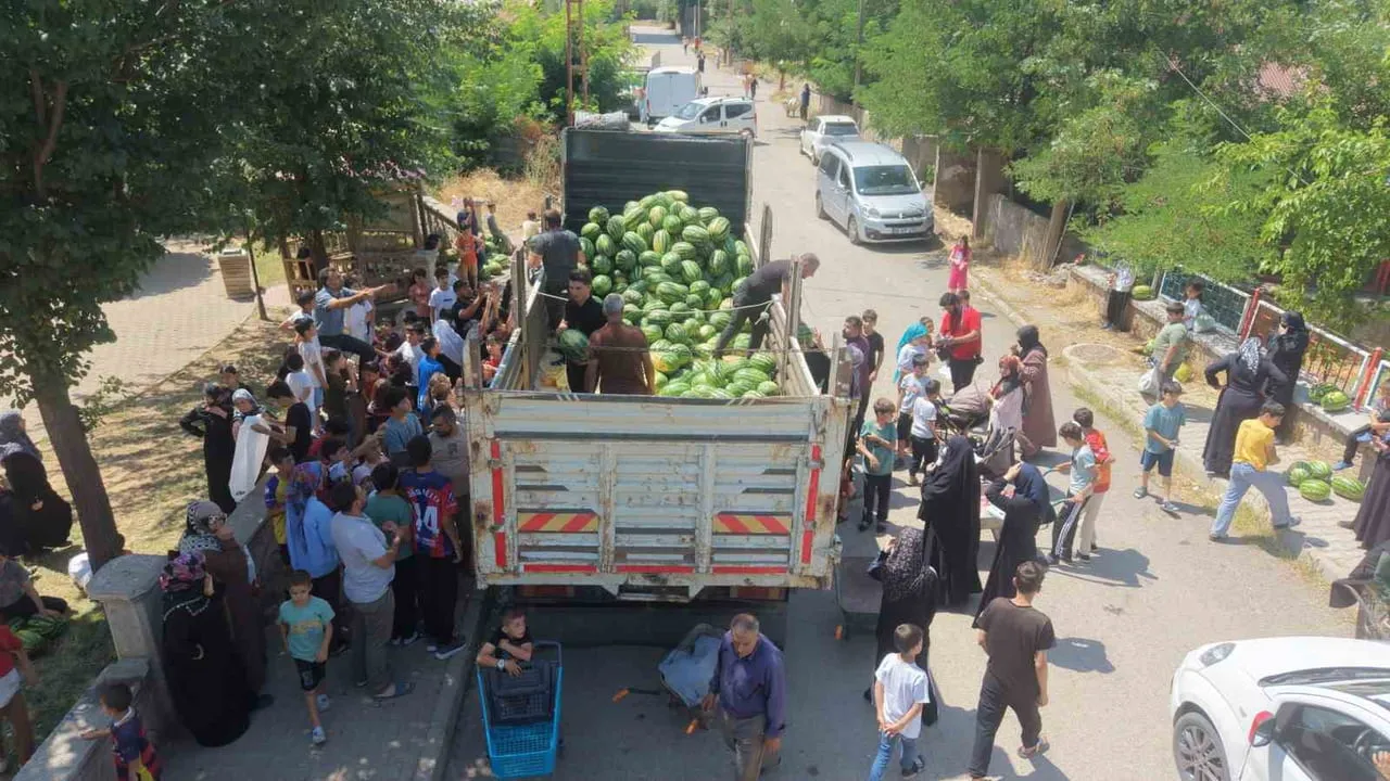 MUŞ’TA YERLİ ÜRETİCİLERDEN SATIN ALINAN 8 KAMYON KARPUZ, KENTTEKİ 8 MAHALLEDE VATANDAŞLARA...