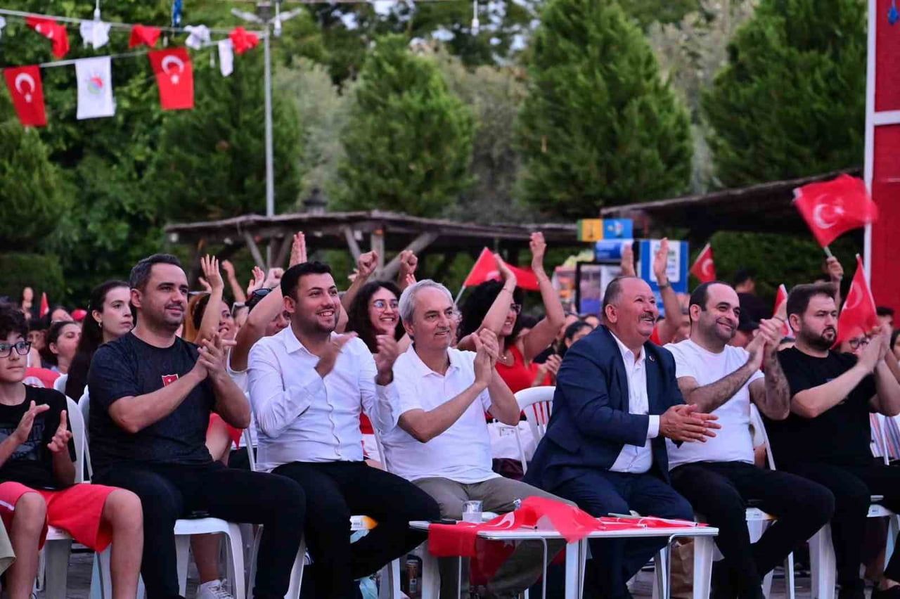 DEV EKRANDA MİLLİ MAÇI VATANDAŞLARLA BİRLİKTE İZLEYEN KEPEZ BELEDİYE BAŞKANI MESUT KOCAGÖZ...