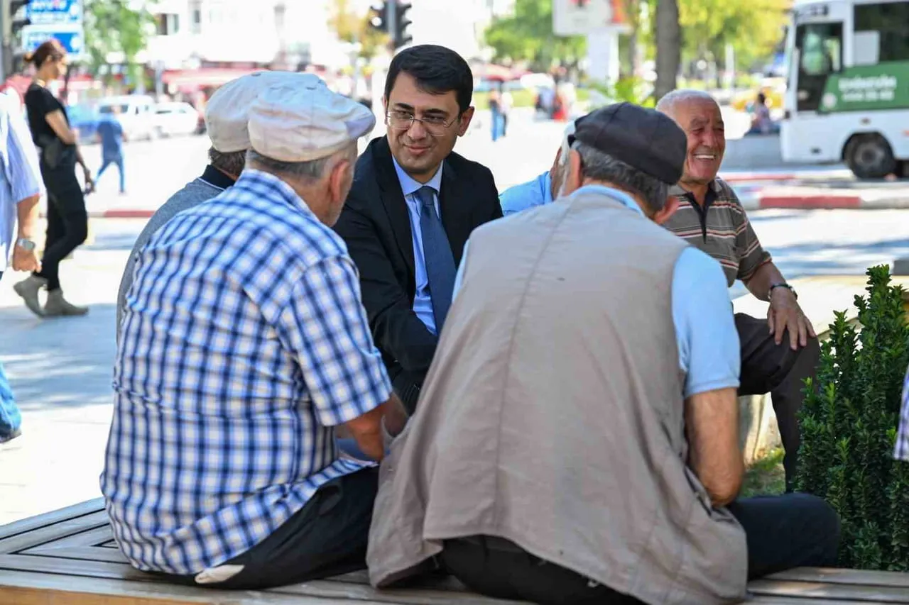 UŞAK VALİSİ SERDAR KARTAL, İSMETPAŞA CADDESİ’NDE VATANDAŞLARLA SOHBET EDEREK TALEP VE ÖNERİLERİNİ...
