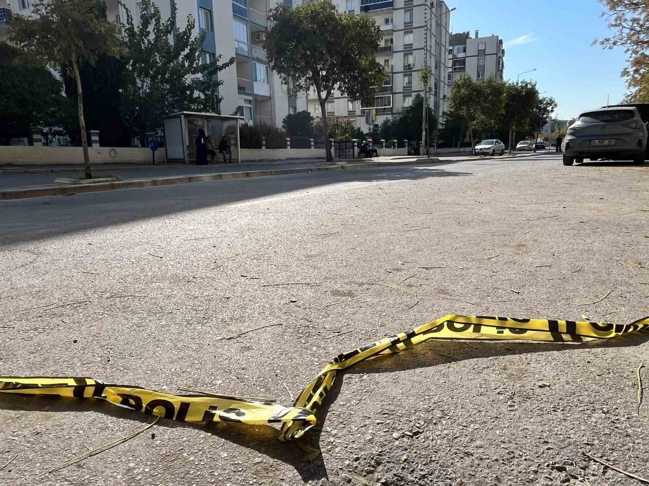 ÇİĞLİ İLÇESİNDE EMEKLİ ASTSUBAY OLDUKLARI ÖĞRENİLEN İKİ KARDEŞ ARASINDA ÇIKAN KAVGADA, AĞABEYİN...