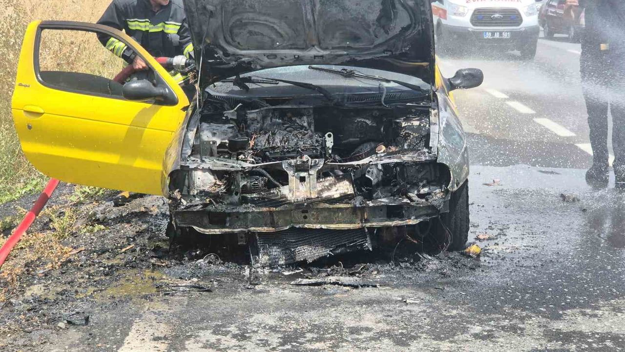 TEKİRDAĞ'IN SÜLEYMANPAŞA İLÇESİNDE SEYİR HALİNDEKİ OTOMOBİL HENÜZ BİLİNMEYEN BİR NEDENLE ALEV...