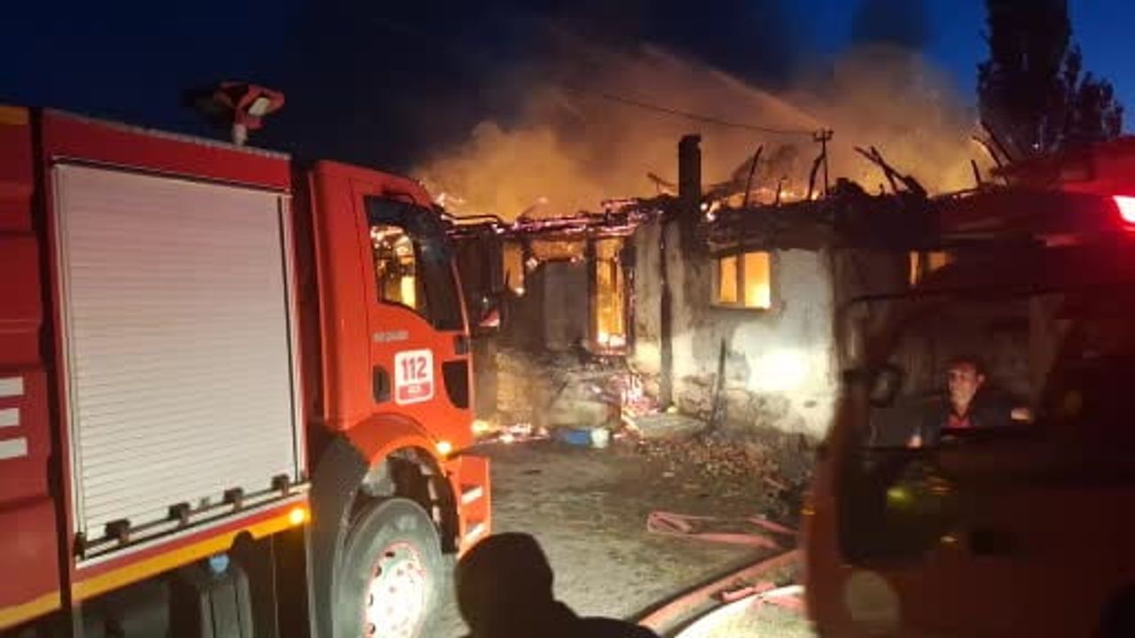 Çorum’da alevlere teslim olan iki ev küle döndü