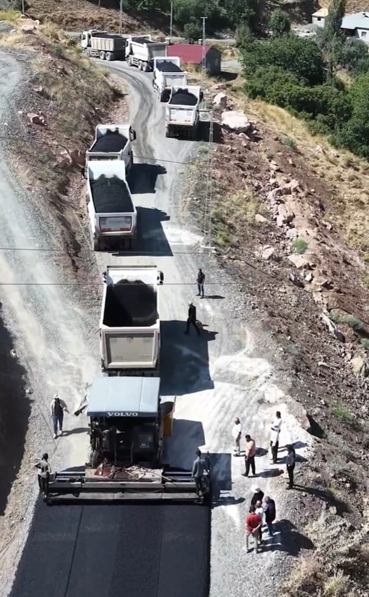 HAKKÂRİ İL ÖZEL İDARESİ EKİPLERİ, YÜKSEKOVA’DA ORTAÇ, DİBEKLİ VE SALKIMLI GRUP KÖY YOLU İLE...