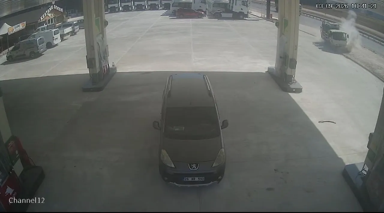 KAMYONET TADİLATTA OLAN PETROL İSTASYONUNA UÇTU