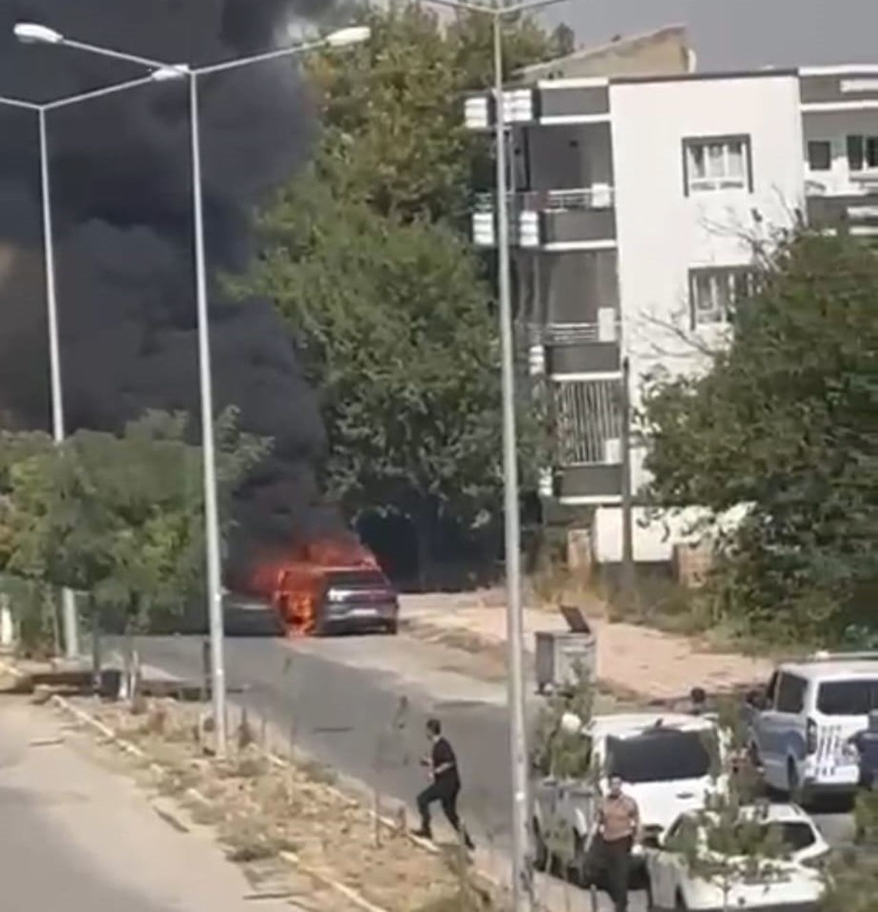 BATMAN’IN BEŞİRİ İLÇESİNDE SEYİR HALİNDEKİ BİR OTOMOBİL, HENÜZ BİLİNMEYEN BİR NEDENLE YANDI. KISA...