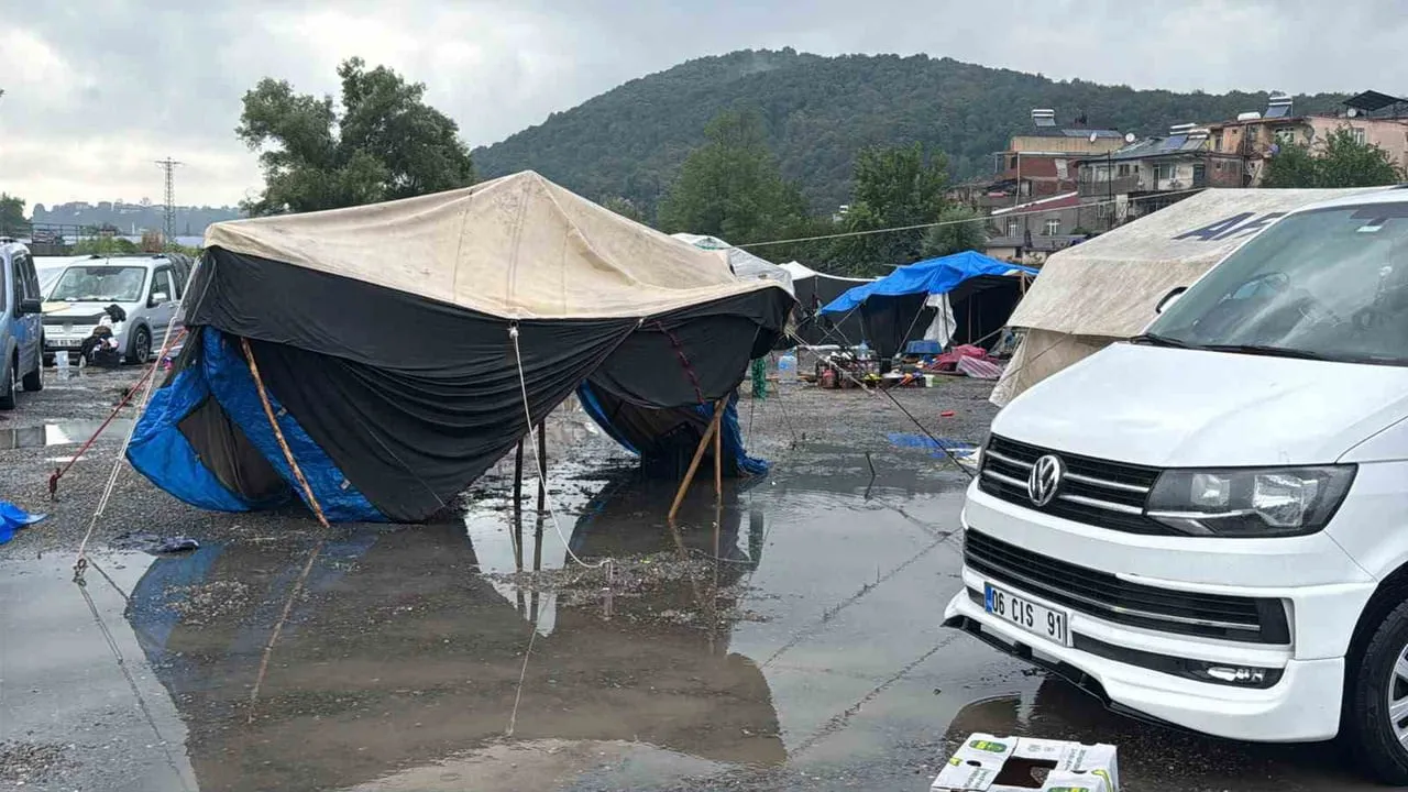 ZONGULDAK'IN ALAPLI İLÇESİNDE ETKİLİ OLAN SAĞANAK YAĞIŞ, FINDIK HASADI İÇİN BÖLGEYE GELEN...