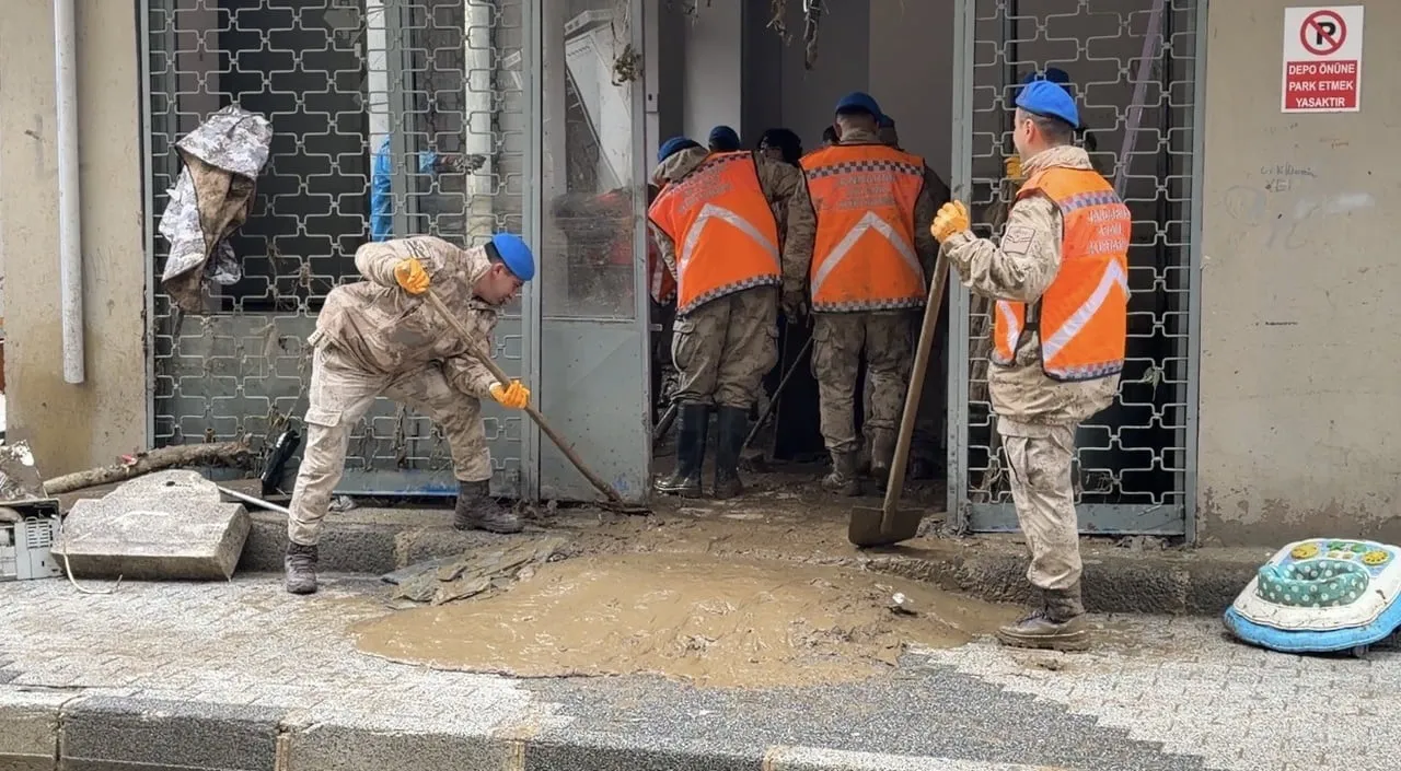 İSTANBUL SARIYER’DE SAĞANAK YAĞIŞIN ARDINDAN MEYDANA GELEN SELİN İZLERİNİ SİLMEK İÇİN BAŞLATILAN...