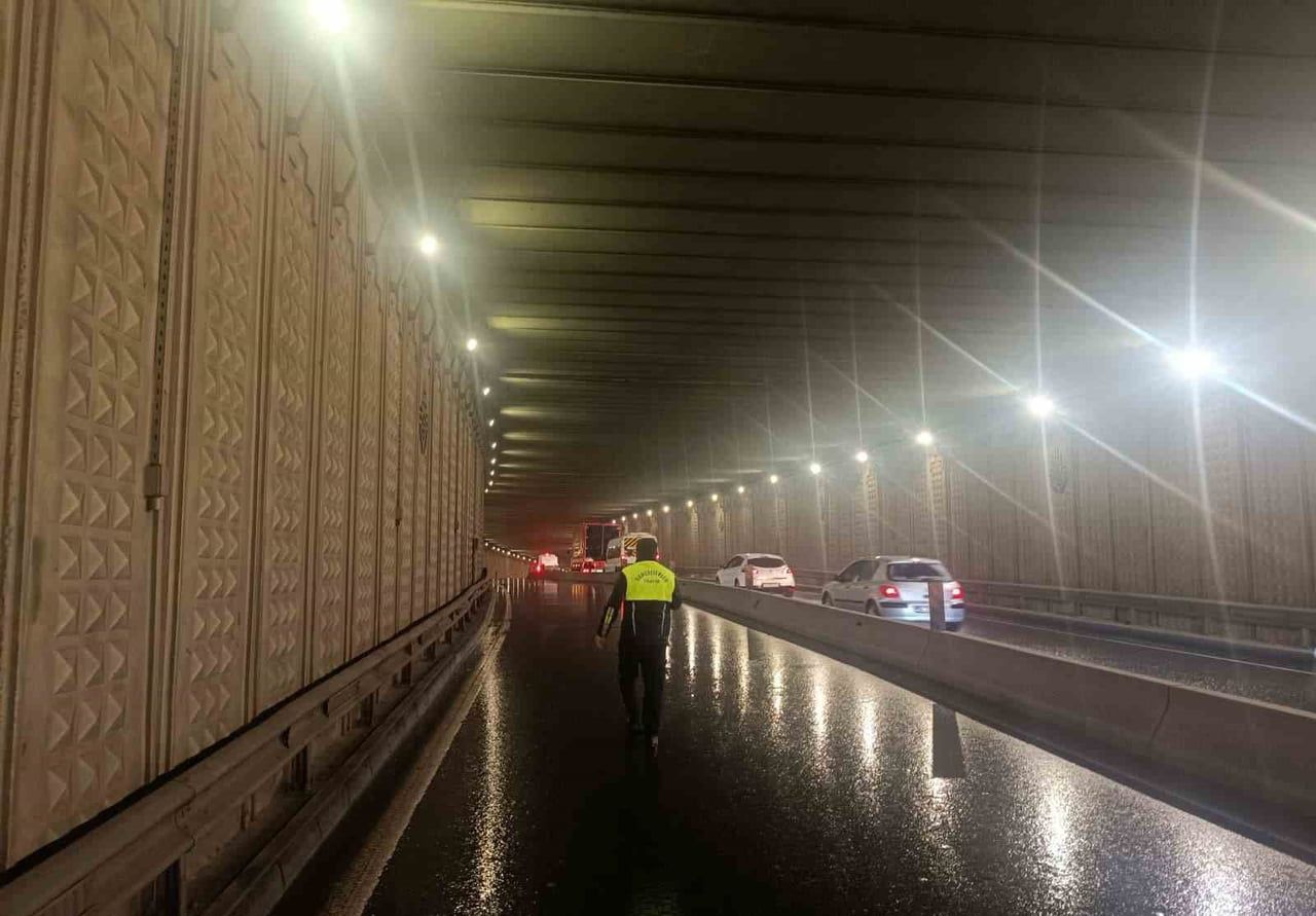 İSTANBUL GENELİNDE ETKİLİ OLAN KUVVETLİ SAĞANAK YAĞIŞ NEDENİYLE BAZI BÖLGELERDE SU BASKINLARI...