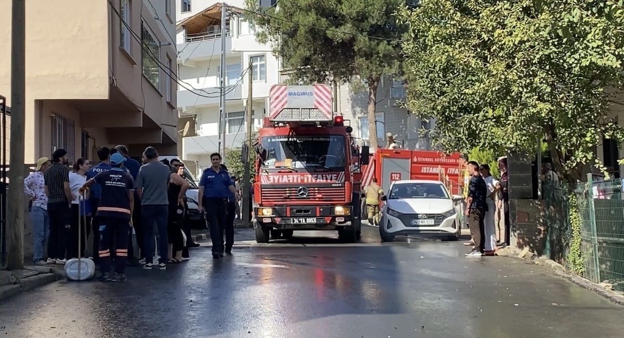 TUZLA’DA 2 KATLI BİR BİNANIN ÇATISI ALEV ALEV YANDI. YANGIN, İTFAİYE EKİPLERİNİN MÜDAHALESİYLE...