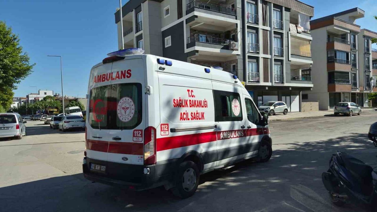 ADIYAMAN'DA DİREKSİYON HAKİMİYETİNİ KAYBEDEREK DEVRİLEN MOTOSİKLETİN SÜRÜCÜSÜ...