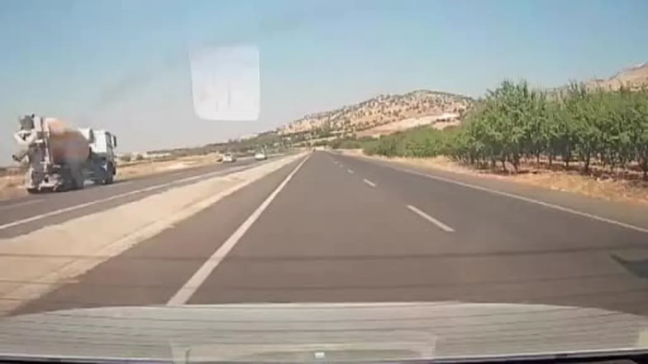 Kamyonetin eşeğe çarpma anı kamerada