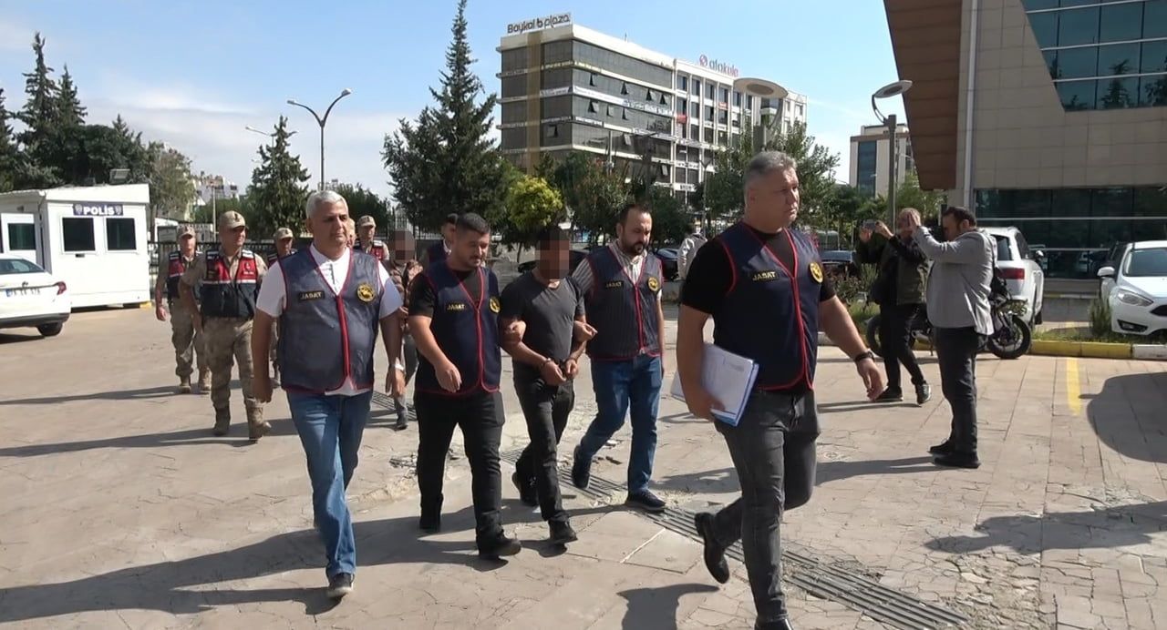 KİLİS’TE 12 YIL ÖNCEKİ CİNAYET DOSYASINDA 3 ŞÜPHELİ YAKALANDI, 2’Sİ TUTUKLANDI