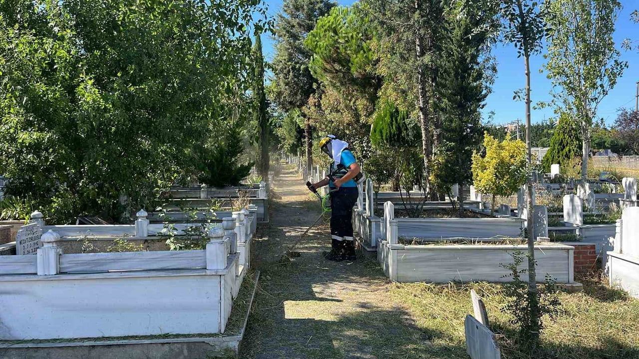 GEBZE GENELİNDEKİ MEZARLIKLARDA YABANİ OT VE DİKENLER TEMİZLENİYOR. KABİRLERİN ÇEVRESİ...