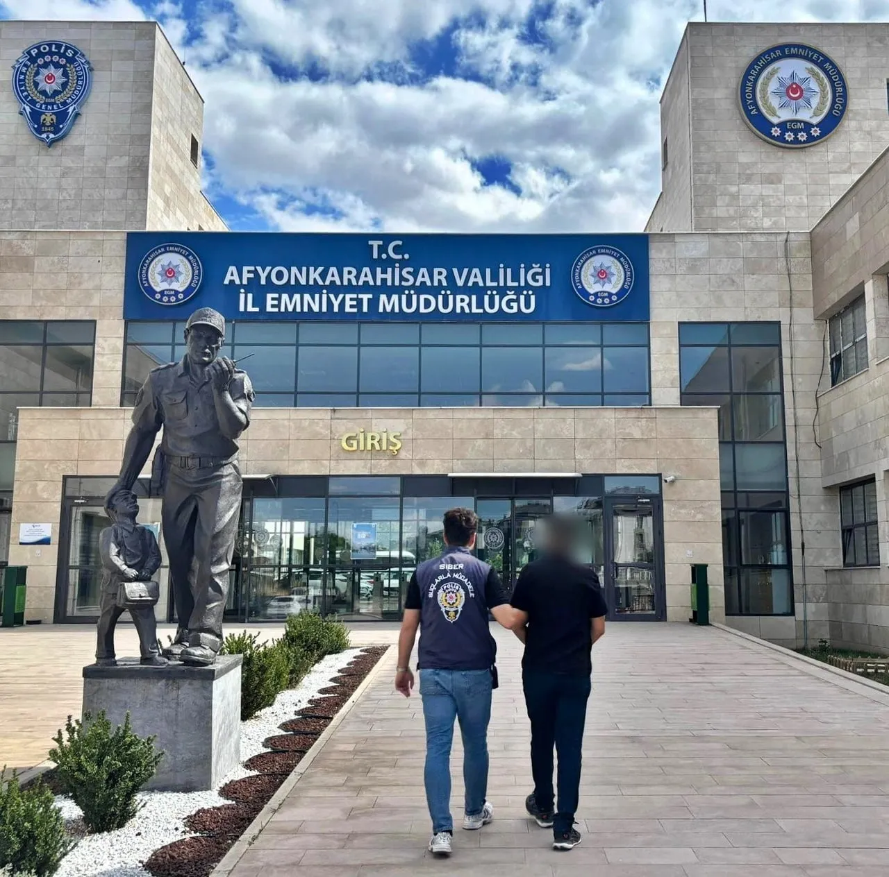 AFYONKARAHİSAR’DA POLİS 'ÇOCUKLARIN KULLANILDIĞI MÜSTEHCEN YAYINLARI ÜLKEYE SOKMAK' SUÇUNDAN HAPİS...
